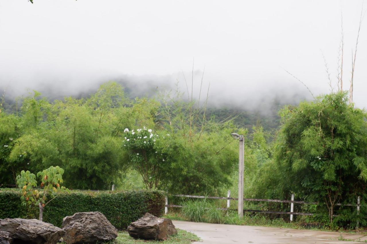 Baan Rai Pray Rung Kaeng Krachan Ban Tha Ling Lom Kültér fotó